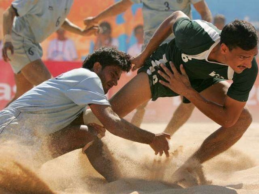 Pakistan on their way to defeating India in the kabaddi gold medal match at the 2016 ABG in Danang, Vietnam. © AFP