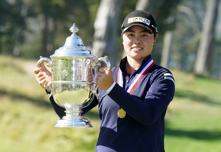 Yuka Saso of the Philippines hoists the US Women's Open trophy. ©  Kyle Terada, USA TODAY Sports/Reuters