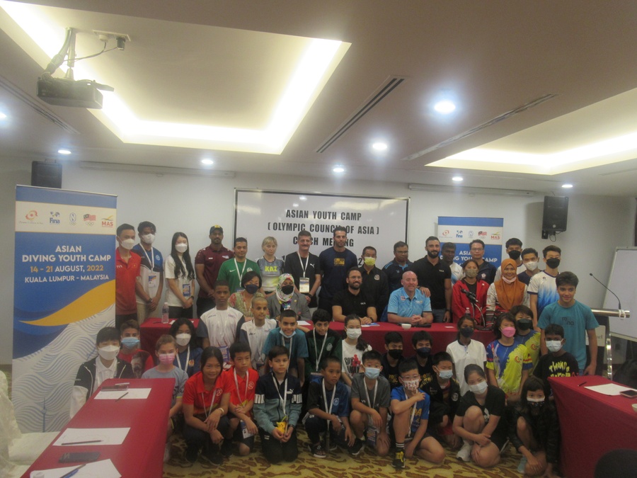 Group photo with athletes and coaches. © OCA