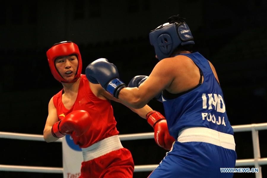 Li Qian of China takes on India's Pooja Rani. © Xinhua
