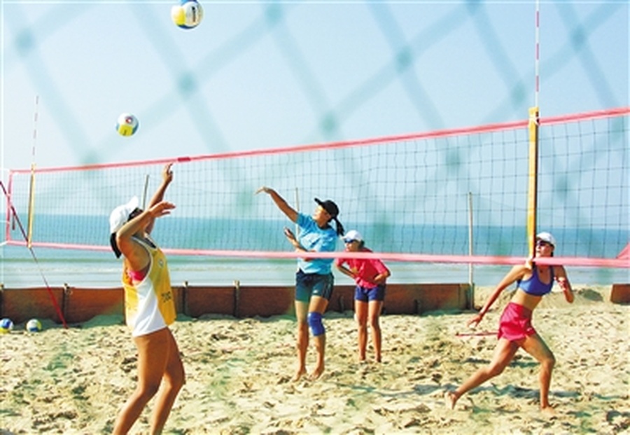 The womens national beach volleyball team prepare for the Sanya Asian Beach Games. © Su Xiaojie/Hainan Daily