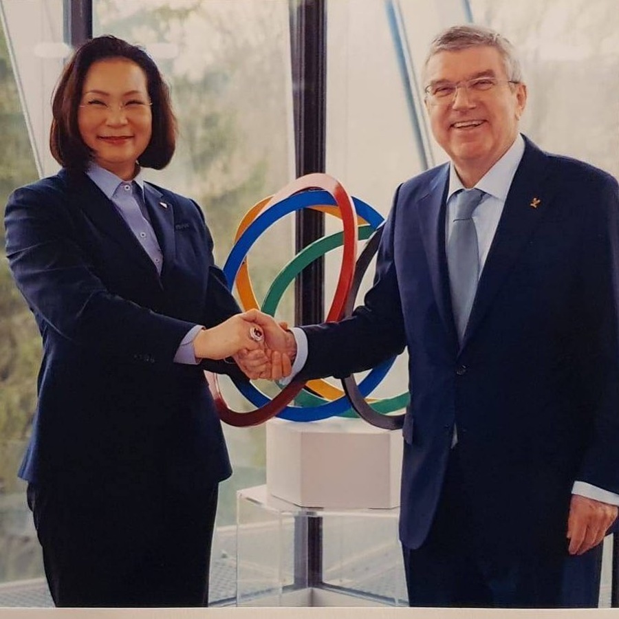 Khunying Patama Leeswadtrakul with IOC President Thomas Bach. © Khunying Patama Leeswadtrakul Facebook