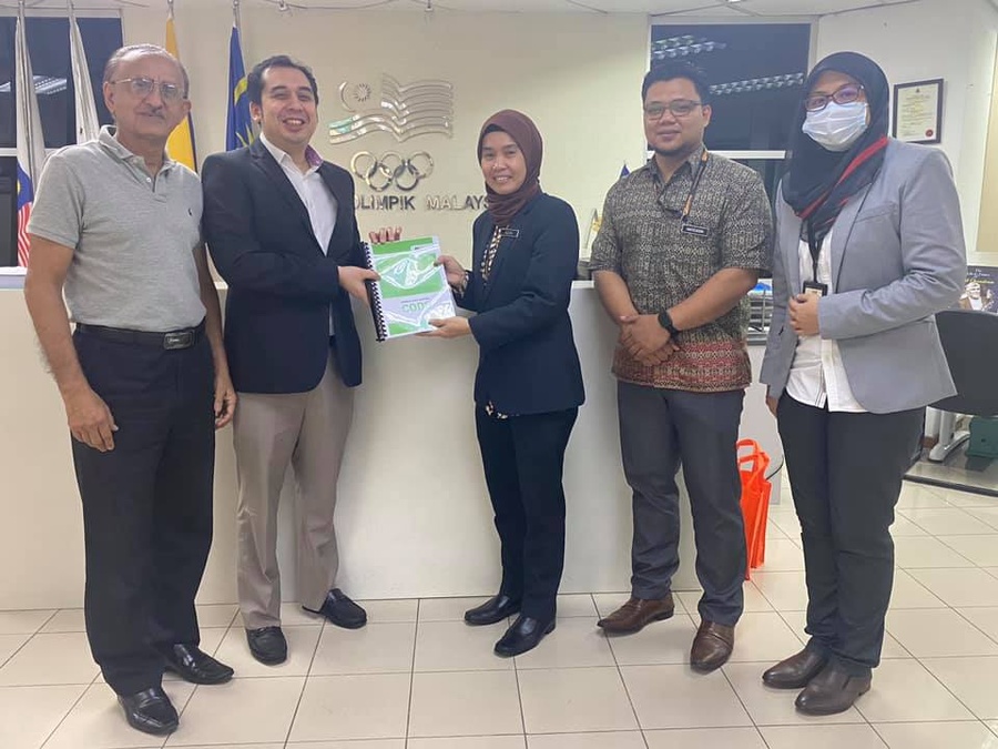 Ms. Azura Abidin presents the WADA Code 2021 to Dato ' Mohd Nazifuddin. © OCM Facebook