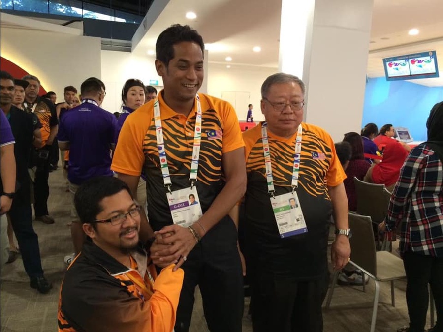 George Heng Kiah Choong (right) escorts Y.B. Khairy Jamaluddin, Minister of Youth and Sports Malaysia, during the 8th ASEAN Para Games Singapore 2015.
