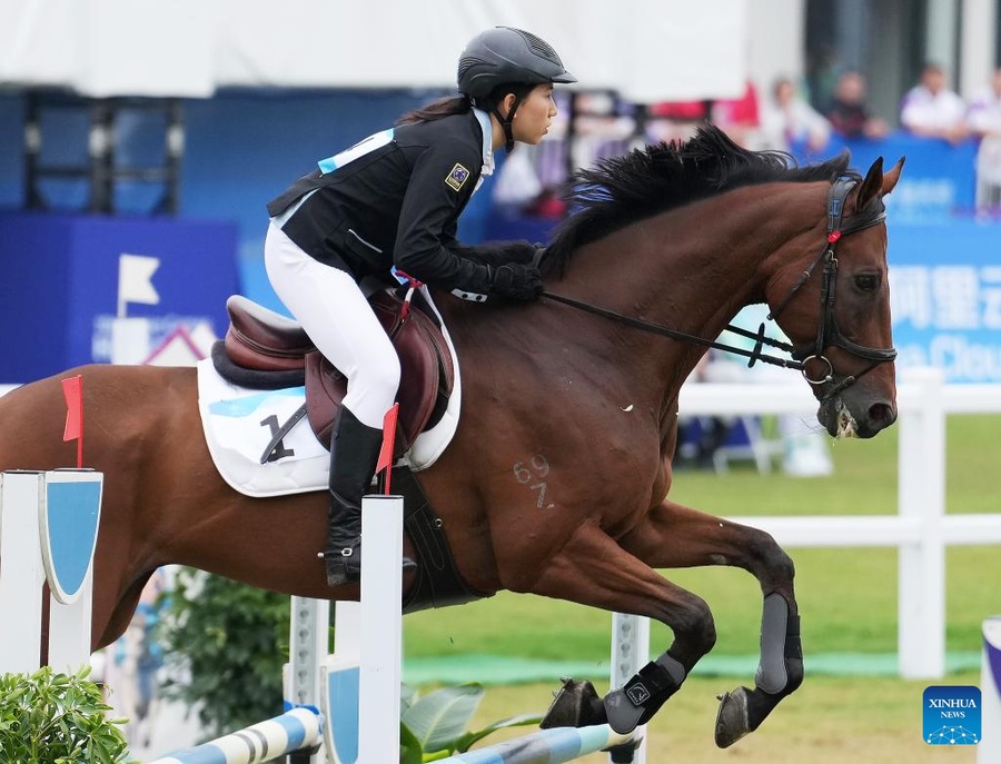 Zhang Mingyu of China competes in the women's Modern Pentathlon at the 19th Asian Games in Hangzhou on Sunday, September 24, 2023. (Photo: Xinhua/Wan Xiang)