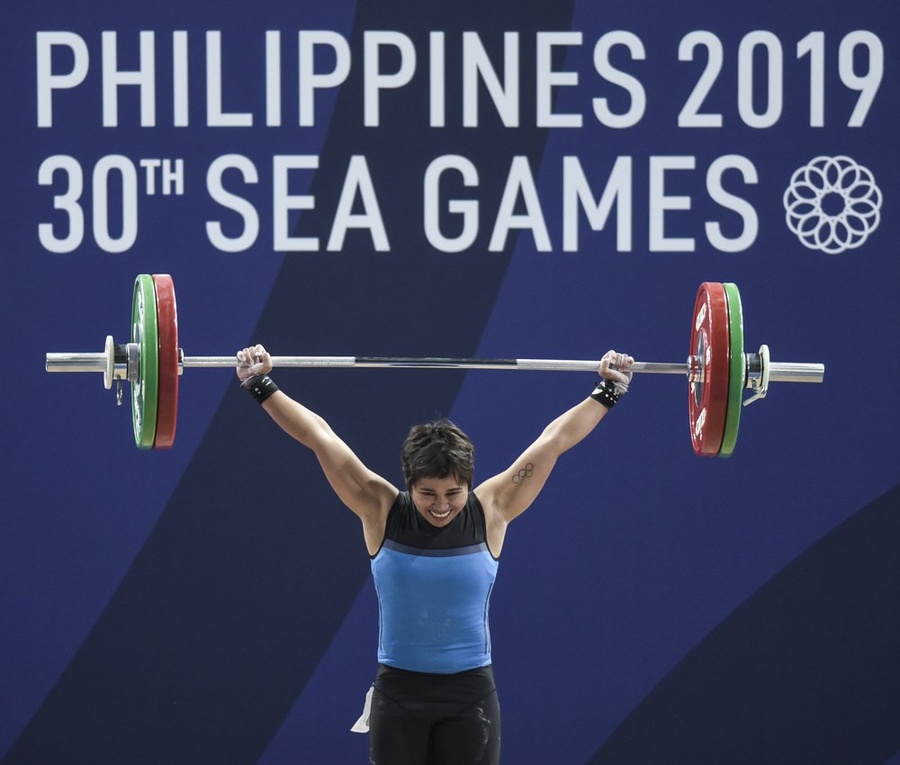 Philippines’ Hidilyn Diaz competes in the women’s 55kg weightlifting at the 30th SEA Games 2019 on Monday. © Inquirer/Sherwin Vardeleon