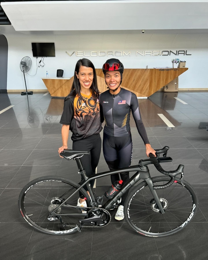 Nicol is pictured with Paris-bound cyclist Nur Aisyah Mohamad Zubir