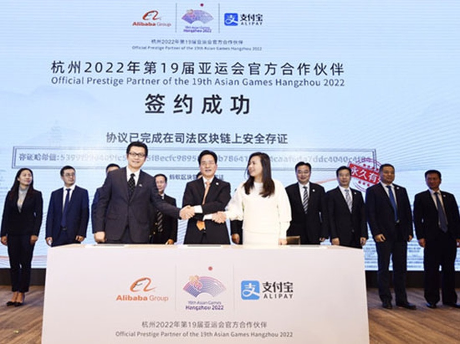 Representatives from Hangzhou 2022 and Alibaba Group shake hands after signing a cooperation agreement on December 10. © ehangzhou.gov.cn
