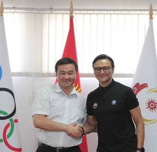 Kyrgyzstan NOC President hands national flag to mountaineer Kubatov