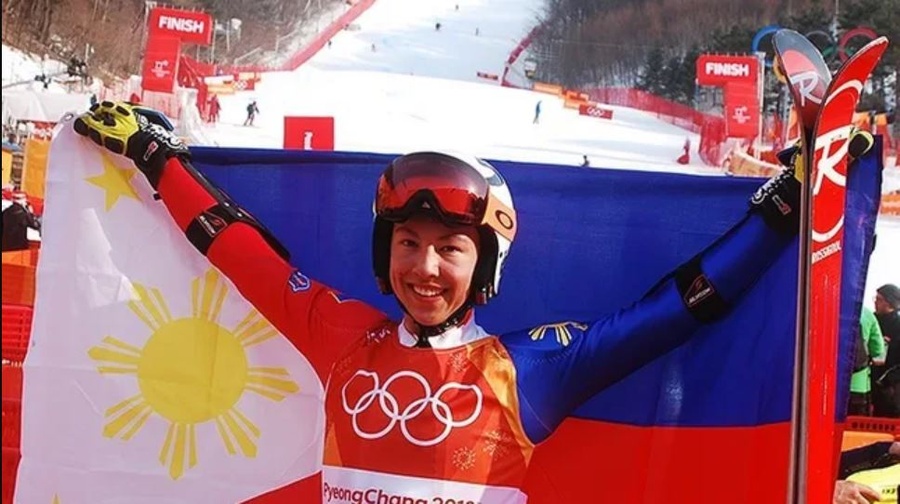 Asa Miller proudly displays the flag of the Philippines. © Rappler