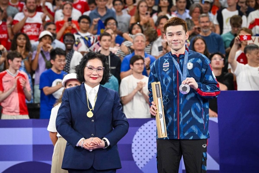 © IOC Member Khunying Patama Leeswadtrakul of Thailand is pictured with silver medal-winner Kunlavut.