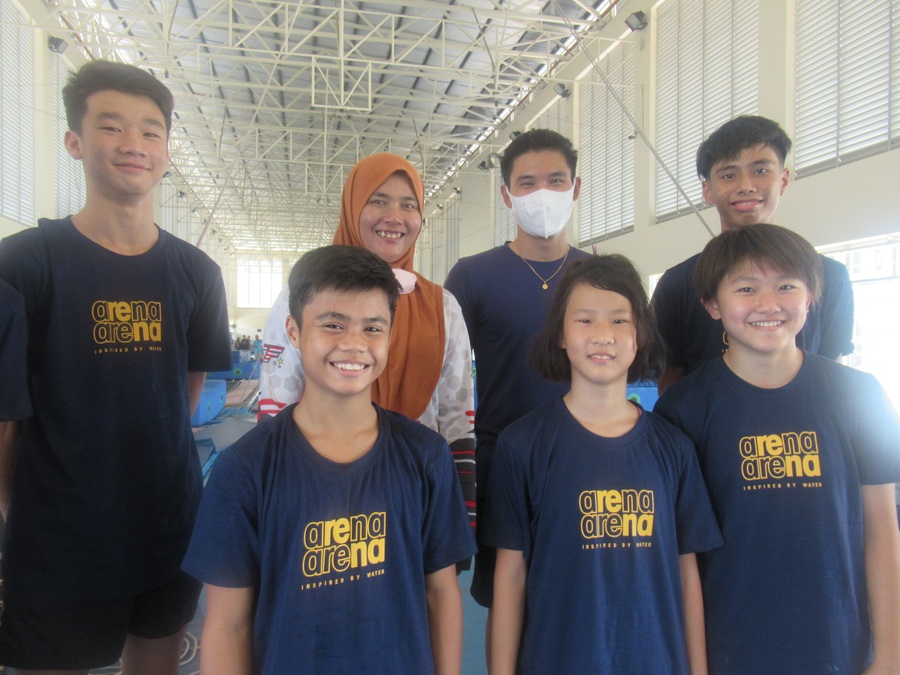 Elvis Priestly Clement (front left) with his teammates and coaches at the OCA diving youth camp. © OCA