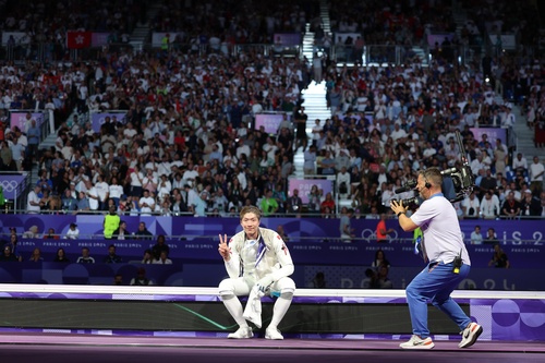 Cheung defends fencing gold for Hong Kong, China