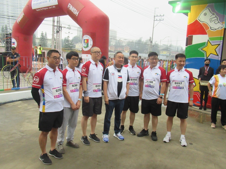 “Bambol” Tolentino (centre) at the Hangzhou Asian Games Fun Run on Monday, June 5. © OCA