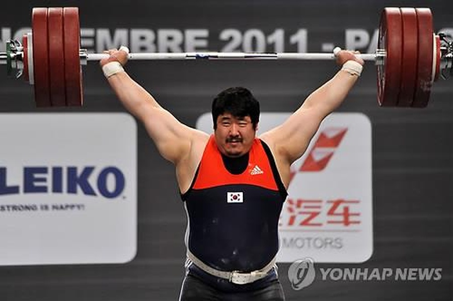 Jeon Sang-guen in action during the World Weightlifting Championships in France in 2011. (Photo: Yonhap)