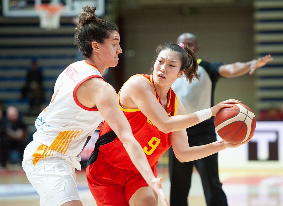 Li Meng of China in action during the FIBA Women's Olympic Qualifying Tournament Group B match against Spain in Belgrade, Serbia, on February 8. © VCG Photo