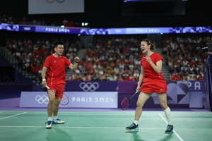 Red-hot China storms to badminton mixed doubles gold – before marriage proposal