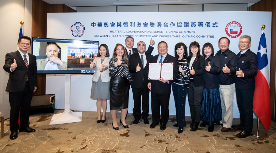 Group photo of distinguished guests from Chilean Olympic Committee and Chinese Taipei Olympic Committee.