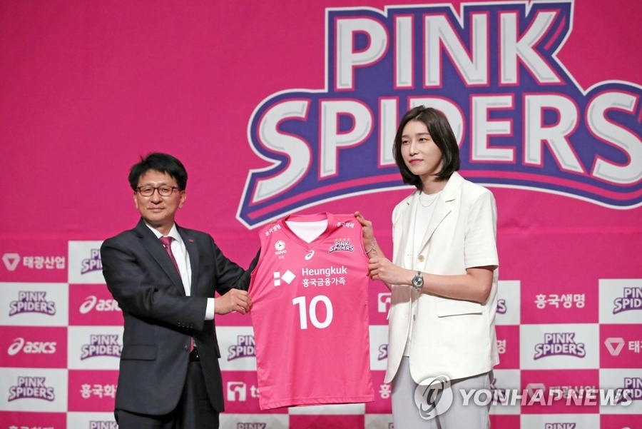 Kim Yeon-koung receives her Heungkuk Life Pink Spiders jersey from general manager Kim Yeo-il in Seoul on June 10, 2020. © Yonhap