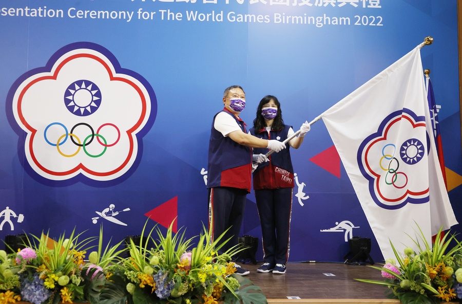 Mr. LIN Hong-Dow, President of the CTOC, handed the delegation flag to Ms. CHEN Mei-Yen, Chef de Mission of the Chinese Taipei Delegation to the World Games Birmingham 2022.