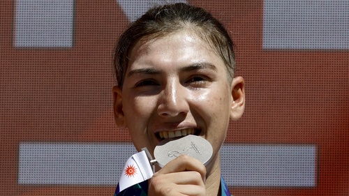Fariba Hashimi overcomes exile from Afghanistan to win silver medal in cycling