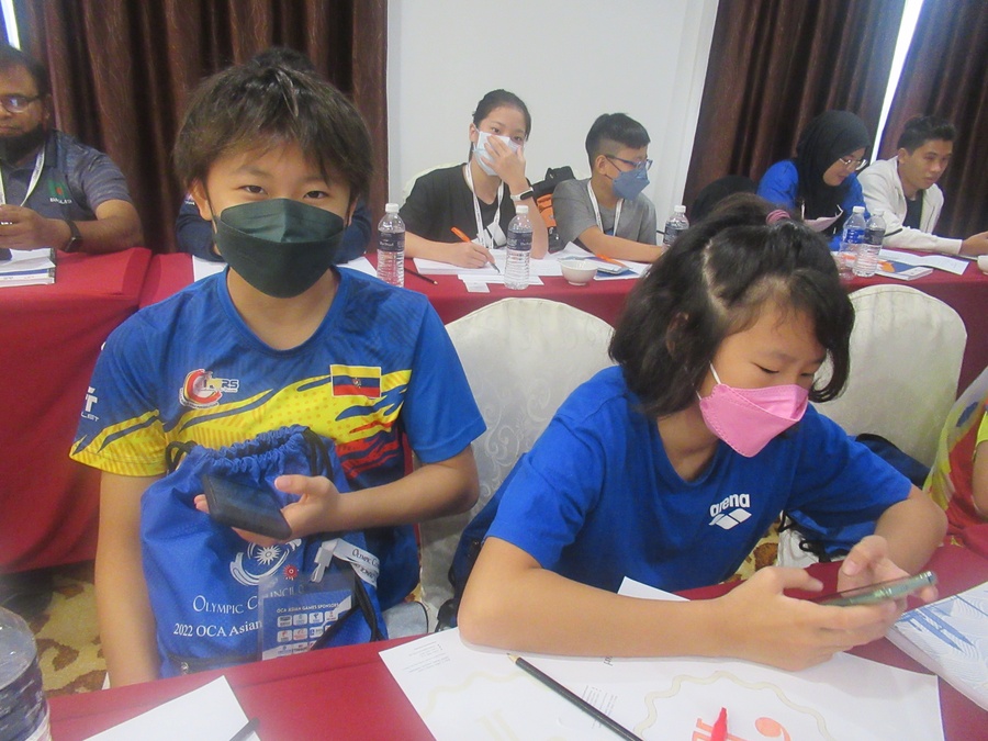 Malaysian divers log in to the WADA quiz. © OCA