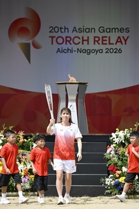 Olympic wrestling great Yoshida runs first leg of Asian Games torch relay in Nagoya