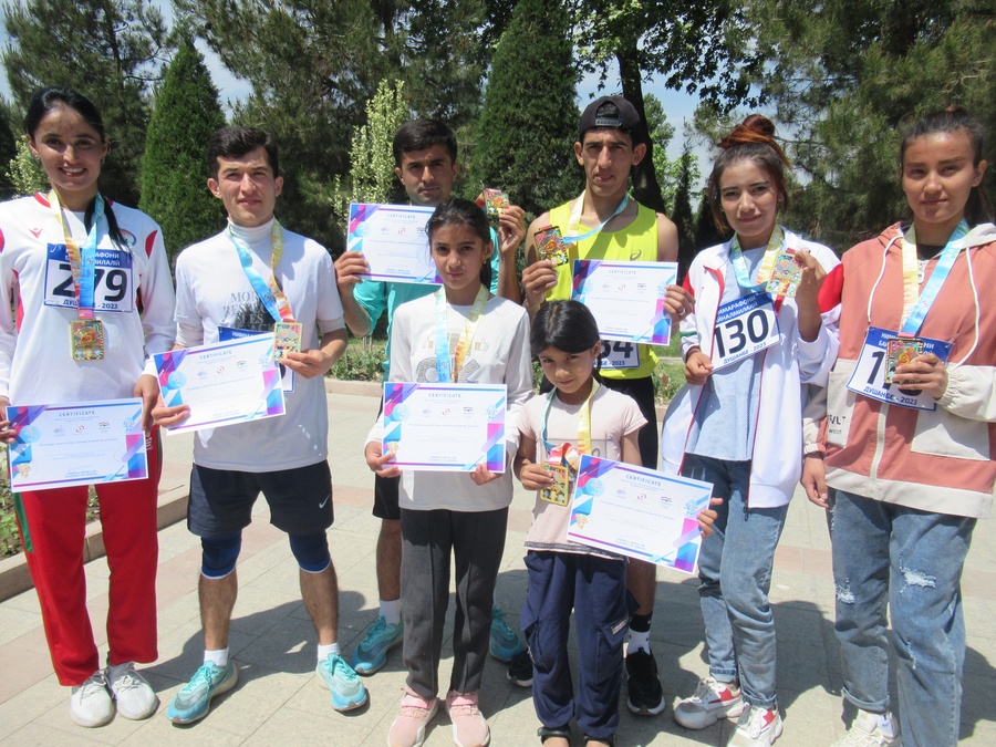 Fun Run participants display their medals and certificates. © OCA
