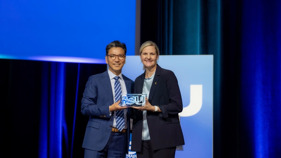 IOC President attends ISU's first extraordinary congress