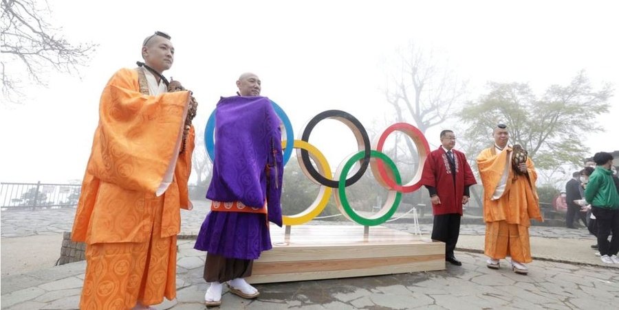 The Olympic rings were unveiled at Mount Takao on 14 April 2021, accompanied by a ceremonial conch shell performance by monks from nearby temples. © Tokyo 2020 / Shugo TAKEMI