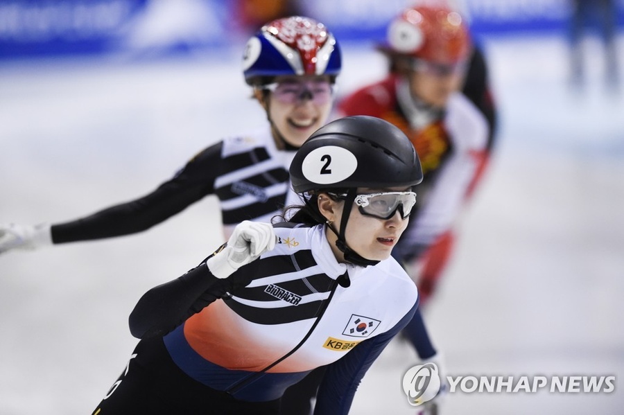 Choi Min-jeong of Korea celebrates winning the women’s 1500m final at the ISU Short Track Speed Skating World Cup in Dresden, Germany on   February 8, 2020. © Associated Press/Yonhap