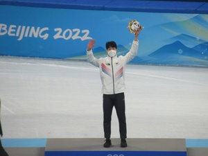 Hwang holds his nerve in 10-man short track final to take gold for Korea