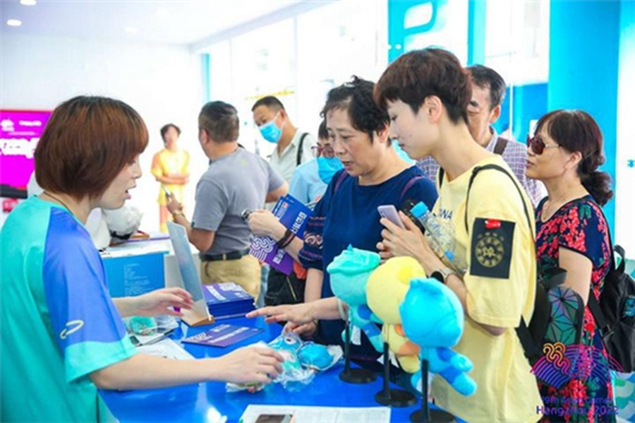 Visitors buy mascots for the Hangzhou Asian Games at a garden party held on the Hubin Pedestrian Street in Hangzhou on September 12 as part of the two-year countdown.© zj.zjol.com.cn