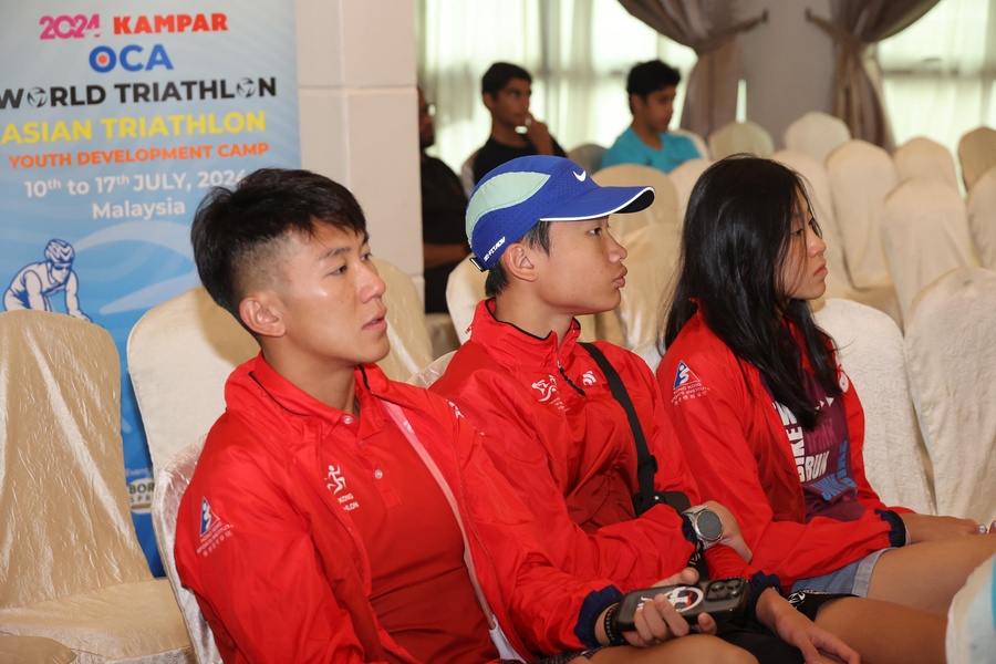 Adrian Au flanked by Hong Kong coach Ling Lau-tsun and fellow-athlete Jessie Wong