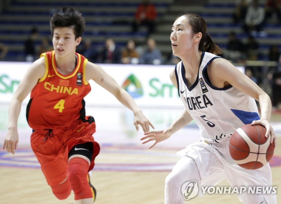 Park Hye-jin of Korea takes on Li Yuan of China during their women's Olympic basketball qualifier in Belgrade on Sunday, February 9. © EPA/Yonhap