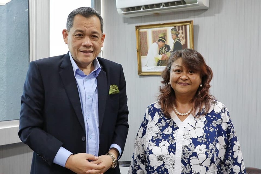 CDM Datuk Haji Hamidin Haji Mohd Amin is pictured with Mdm. Rusni Abu Hassan, President of the Malaysian Fencing Federation. © Olympic Council of Malaysia @Olympic.Council.Malaysia