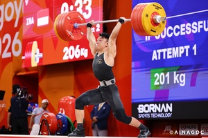 Indonesian weightlifting champion delights fans with victory pose