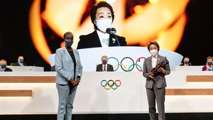 Tokyo 2020 President Hashimoto receives IOC Women and Sport World Trophy