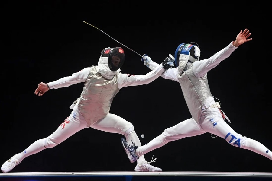 Edgar Cheung Ka-long of Hong Kong, China (left) on his way to winning the gold medal in the men's foil individual at the Tokyo Olympics. © Xinhua