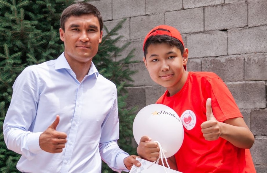 Serik Sapiyev with a young participant. © unesco.kz