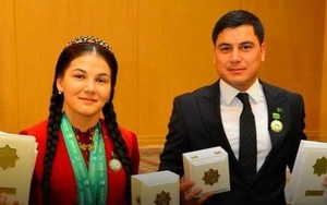 Turkmen world champion weightlifter Yulduz Jumabayeva receives state honour