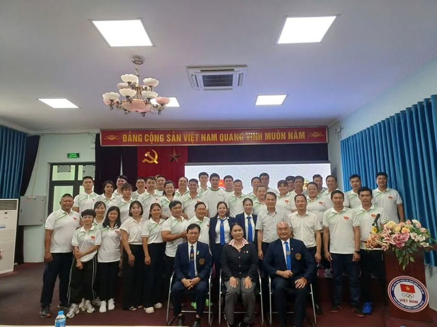Training the trainers of weightlifting in Vietnam