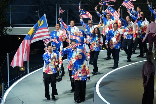 Malaysia make their mark at CWG opening ceremony with colourful batik attire