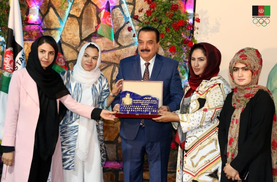 Dr. Hafizollah Wali Rahimi, President of the Afghanistan National Olympic Committee, presents a commemorative plaque at the gathering of national federations. © Afghanistan NOC Facebook/@OlympicOfficial.af
