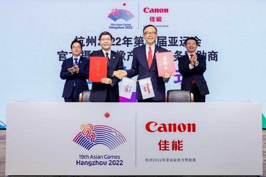 Deputy Mayor Chen (far left) and Mr. Mao Genhong (second from left) are pictured with Canon officials at the signing ceremony. © 19th Asian Games Hangzhou 2022 Facebook