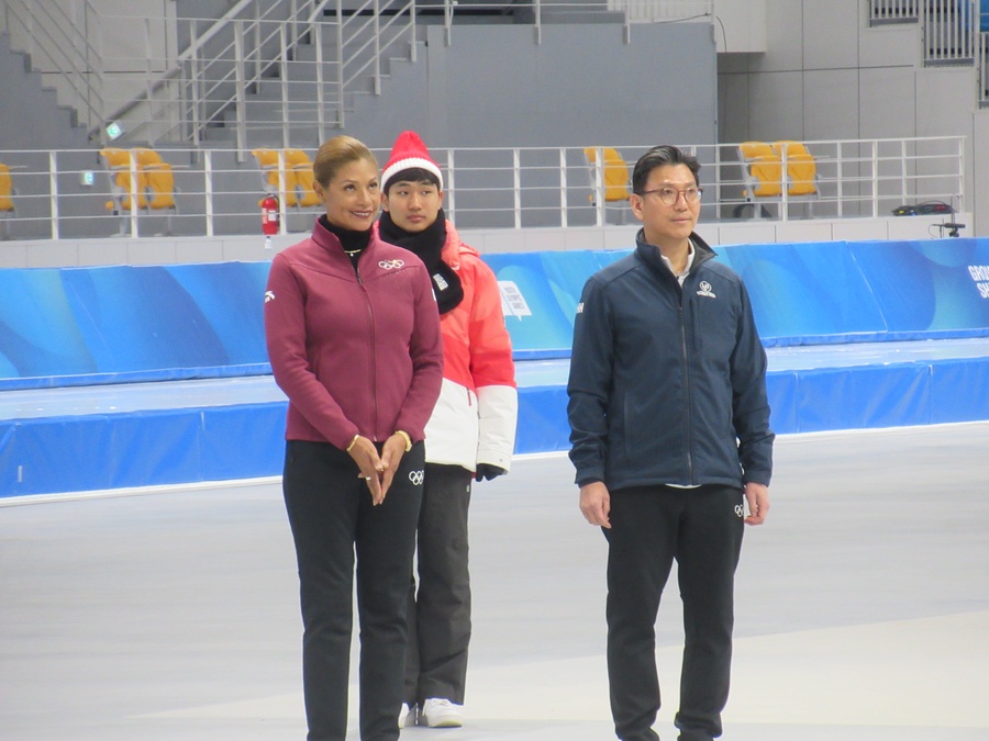 ISU President Kim Jae Youl (right) at the medal ceremony for the speed skating mass start on Friday. (Photo: OCA)