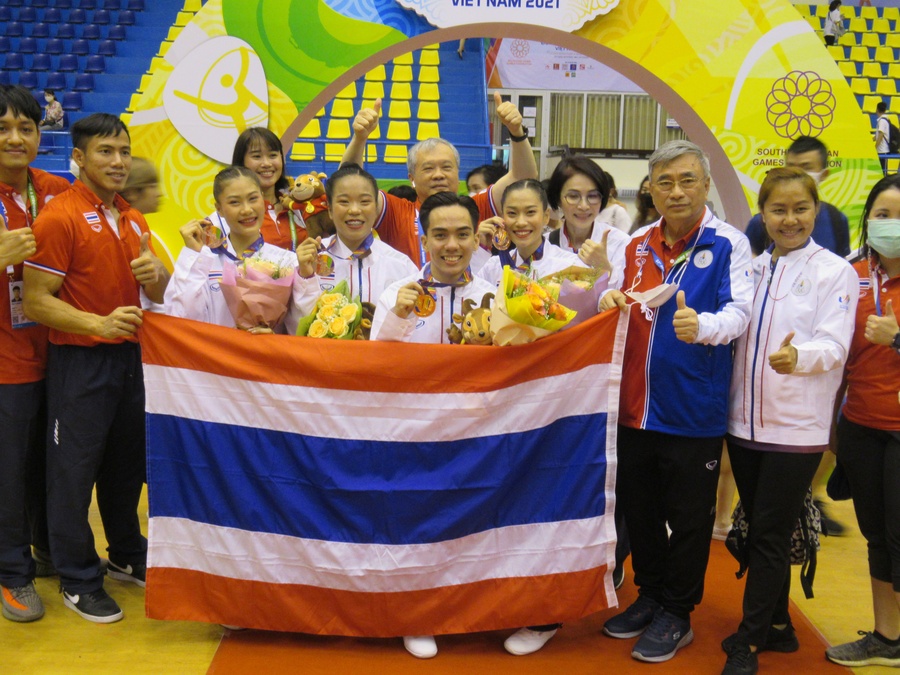 Gold medal-winner Chanokpon is joined by the bronze medal-winning Thailand trio for a group photo. © OCA