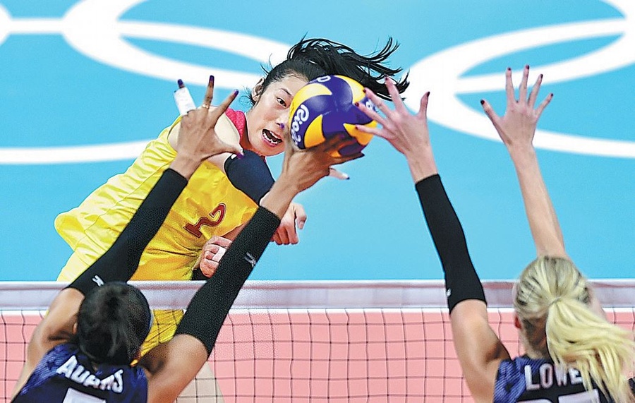 China captain Zhu Ting unleashes a spike against USA at Rio 2016. © Xinhua