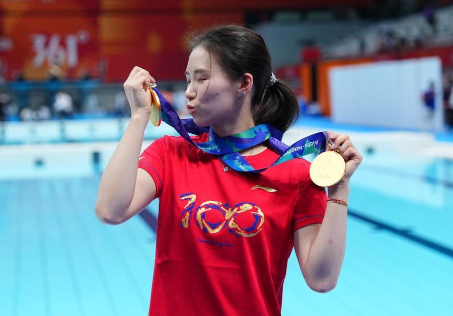 Chen Yuxi, gold medalist of the women's 10m platform and women's synchronised 10m platform, poses for photos in Tokyo, Japan, on September 30, 2026. (Xinhua/Chen Zeguo)