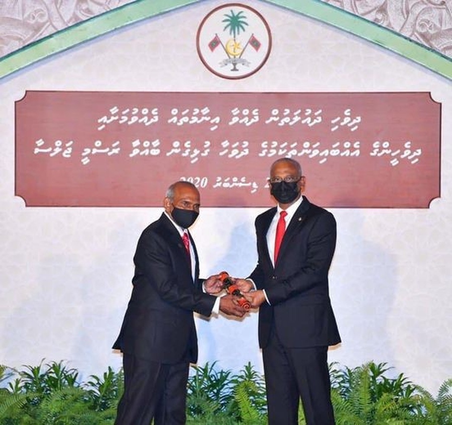 Ibrahim Ismail Ali receiving his award from President Solih. © Maldives Olympic Committee Facebook